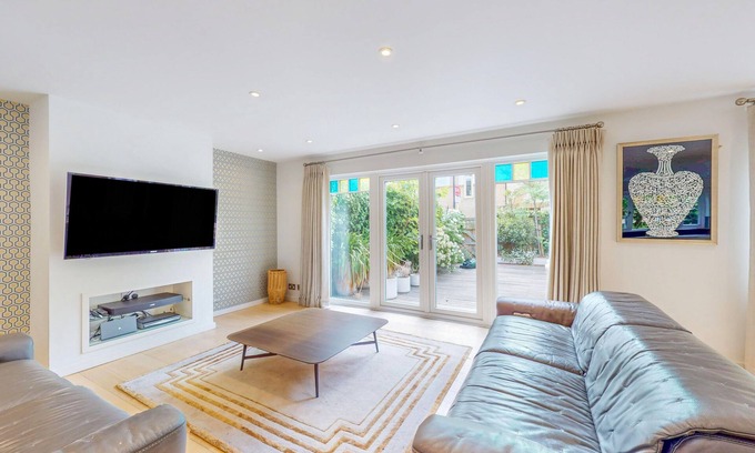 West Hill House | Lovely 3 Bed W/Patio 5 Min Walk to Bus Stops