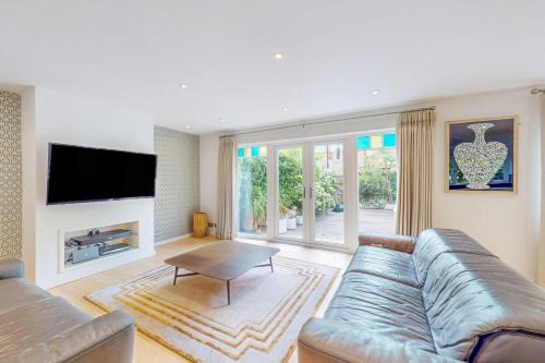 West Hill House | Lovely 3 Bed With Patio 5 Min Walk to Bus Stops