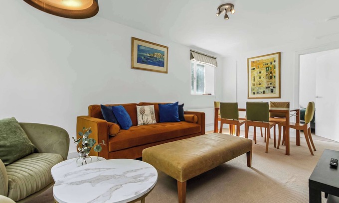 Holland Park Apartment | Lovely 3 Bedroom Apartment in Holland Park!