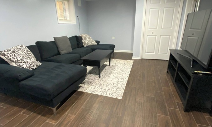 West Lawn Apartment | Lovely 3-bedroom apartment, safe and clean, close to Midway Airport