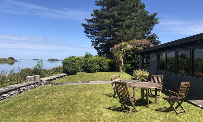 Oughterard House | Lovely 3 Bedroom Bungalow on the shore of Lough Corrib (Oughterard.)