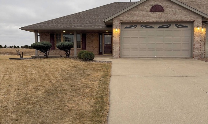 De Pere Condo | Lovely 3-bedroom condo with AC in De Pere, WI. 10 min drive from Lambeau field