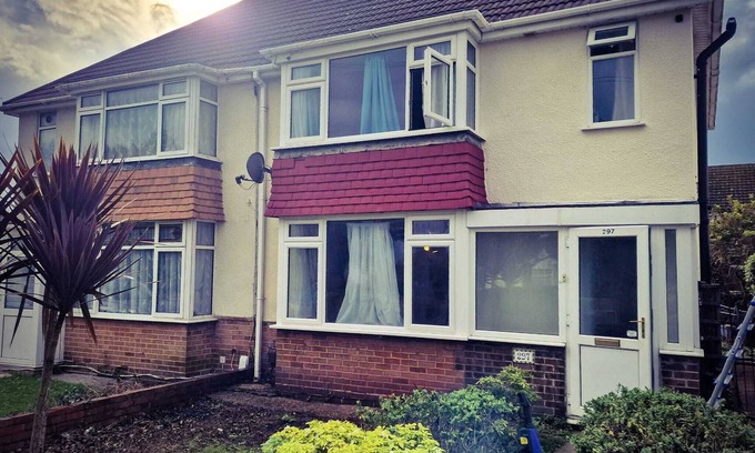 Fareham House | Lovely 3 Bedroom holiday home with free parking