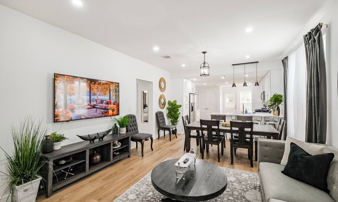 Northside House | Lovely 3 bedroom home near Downtown & Heights, Pet Friendly