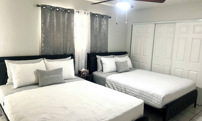 Paradise House | Lovely 3-bedroom hotel in brilliant Las Vegas with AC, WiFi, 2 full bathrooms