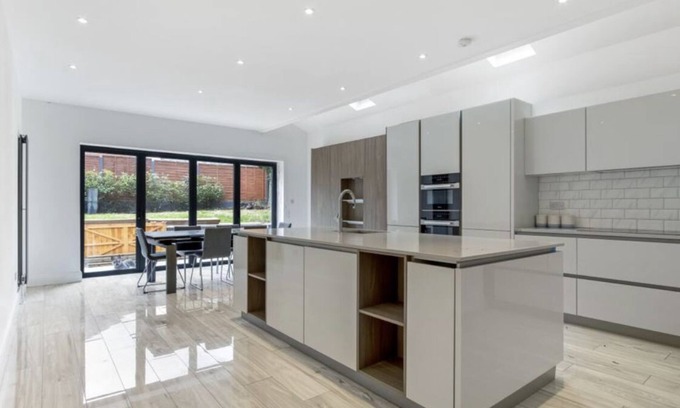Southgate House | Lovely 3 bedroom newly refurbished property with a garden and parking