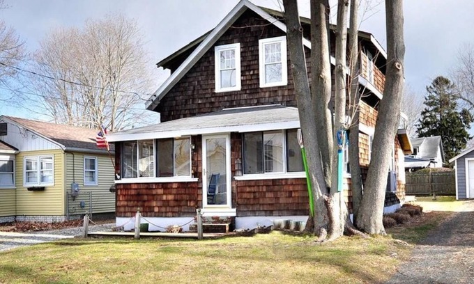 Saybrook Manor House | Lovely 3 BR Beach house with beach just a 1 block walk away