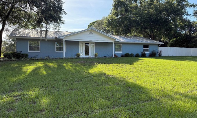 Eustis House | Lovely 3-Master bedroom house in Eustis with plenty of parking and a pizza oven.