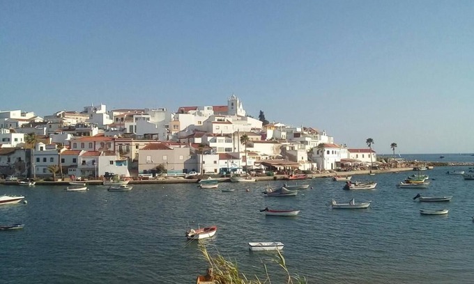 Mexilhoeira da Carregacao Apartment | Lovely 4-Bed Apartment in Estombar