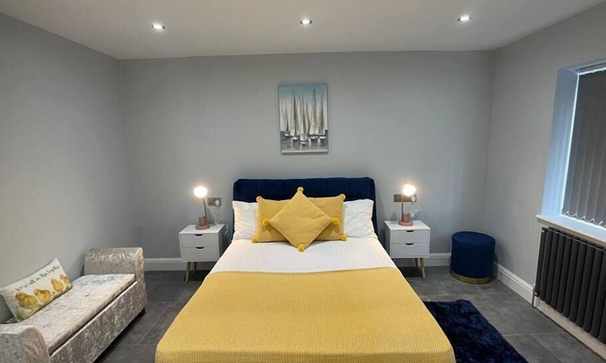 Slough House | Lovely 4 bedroom House-Sleeps 8 - Free Parking