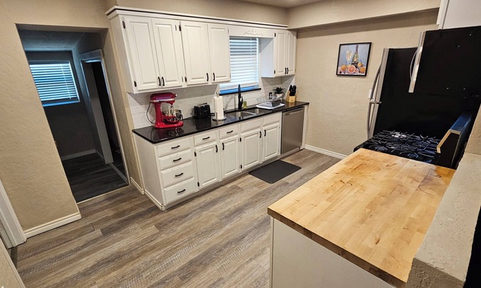 Lawton House | Lovely 4-bedroom house in Lawton with WiFi, AC