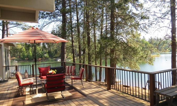 Auburn Cottage | Lovely 4 Bedroom Lakefront, Steps from Scenic Gold Country Lake, Open All Year!