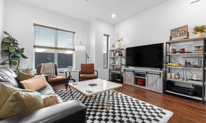 Hillsboro West End House | Lovely 4-bedroom townhome with Rooftop! Mins from DT!