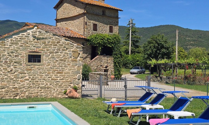 Montalla Villa | Lovely 4 bedroom villa, private pool, 3KM to Cortona, walk to restaurant