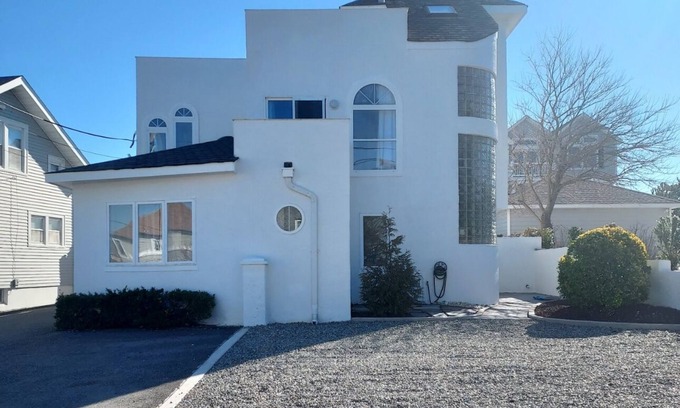 Osbornsville House | LOVELY 5 BR HOME W/ IN-GROUND HEATED POOL-PRIVATE BEACHnFAMILY & PET FRIENDLY!
