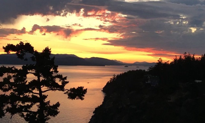 Pender Island House | Lovely 5 Bedroom Waterfront Home!