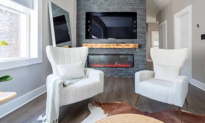 Uptown Apartment | -Lovely 5BD/3BR/3Parking on premises/Sleeps 14 guests/Andersonville
