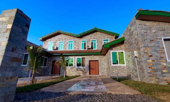 Prampram Resort | Lovely 6 bedroom house with a private swimming pool.