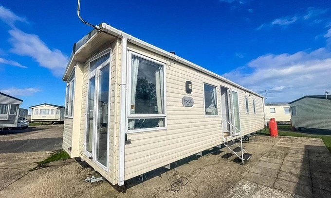 Winestead House | Lovely 6 berth caravan with free WiFi at Sand Le Mere, Yorkshire ref 71011C