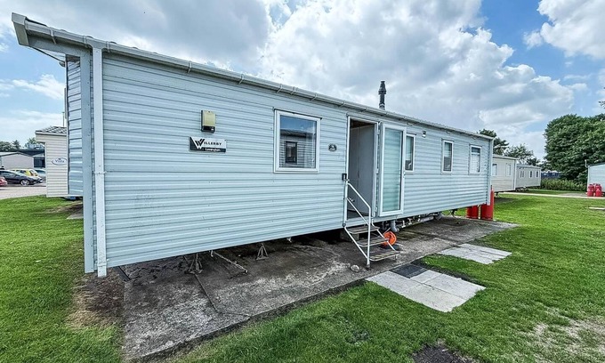 Hopton House | Lovely 8 berth caravan at Broadland Sands Holiday Park in Suffolk ref 20016BS