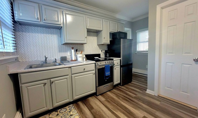 Baywood Apartment | Lovely and Cozy 1 Bedroom Apartment in Bay Shore