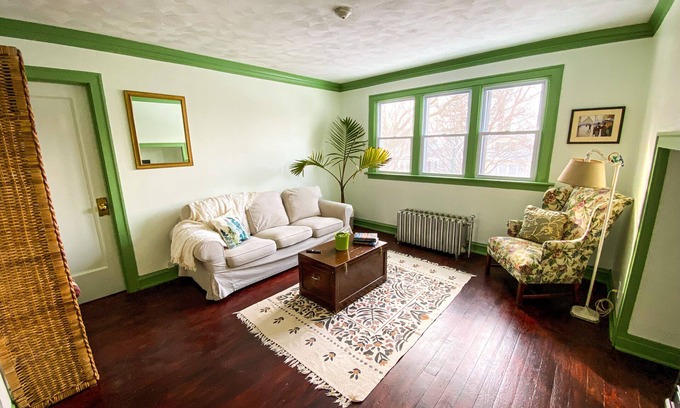 Norwood Park East Apartment | lovely and cozy vintage two bedroom, 🐾friendly apartment