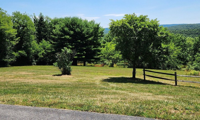 Huntingdon House | Lovely and Relaxing Ridgetop 3-bedroom 2.5 bath house,7 min from Raystown Lake