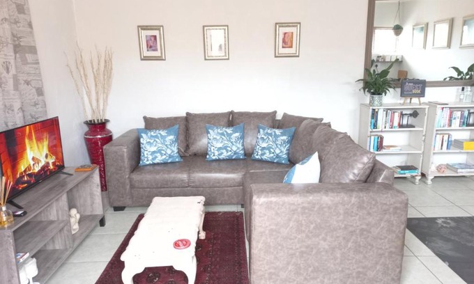 Jeffreys Bay Apartment | Lovely and spacious 1 bedroom unit