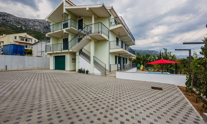 Kastel Gomilica Apartment | Lovely Apartment with Panoramic Sea Views & Swimming Pool