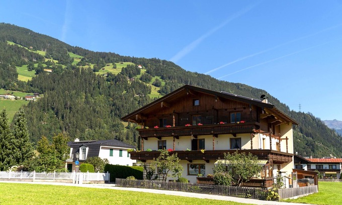Zell am Ziller Apartment | Lovely apartment with balcony and ski storage