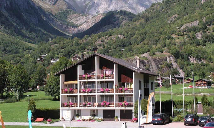 Reckingen Apartment | Lovely apartment for 4 guests with WIFI, TV, balcony and pets allowed
