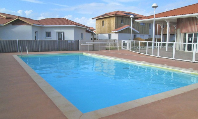 Biscarrosse Plage Apartment | Lovely apartment for 8 guests with pool, WIFI, TV, terrace and pets allowed