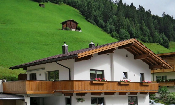 Vorderlanersbach Apartment | Lovely apartment for 8 people with WIFI, TV, terrace and parking