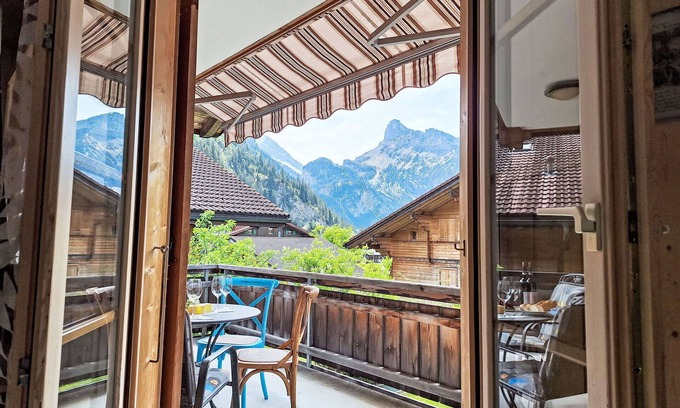 Kandersteg Apartment | Lovely apartment for 4 people with WIFI, TV, balcony, pets allowed, panoramic view and parking