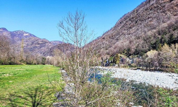 Losone Apartment | Lovely apartment for 3 people with WIFI, TV, balcony, pets allowed, panoramic view and parking