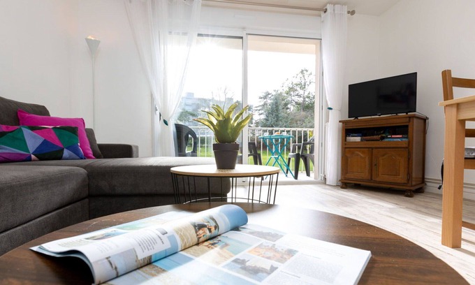 La Madeleine-Bellevue Apartment | Lovely apartment for 4 guests with WIFI, TV, balcony, pets allowed and parking
