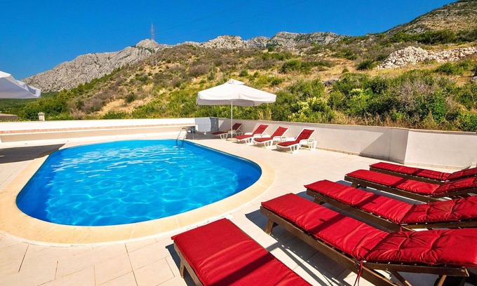 Stankovici Apartment | Lovely apartment for 4 guests with WIFI, A/C, pool, TV, terrace and pets allowed