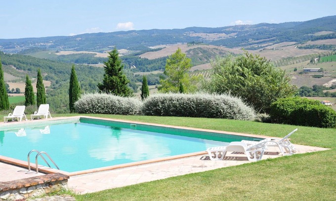 Il Poggio Apartment | Lovely apartment for 4 people with WIFI, pool, TV, pets allowed, panoramic view and parking