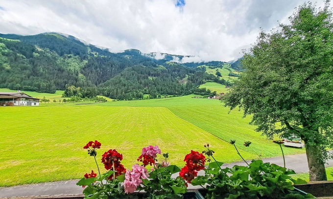 Laimach Apartment | Lovely apartment for 8 guests with balcony and parking