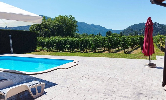 Dusina Apartment | Lovely apartment for 8 guests with private pool, WIFI, A/C, TV, terrace and parking
