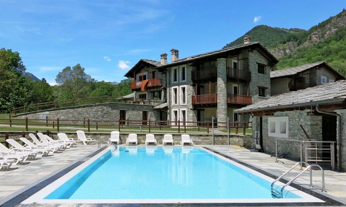 Sampeyre Apartment | Lovely apartment for 4 people with WIFI, pool, TV, terrace and parking
