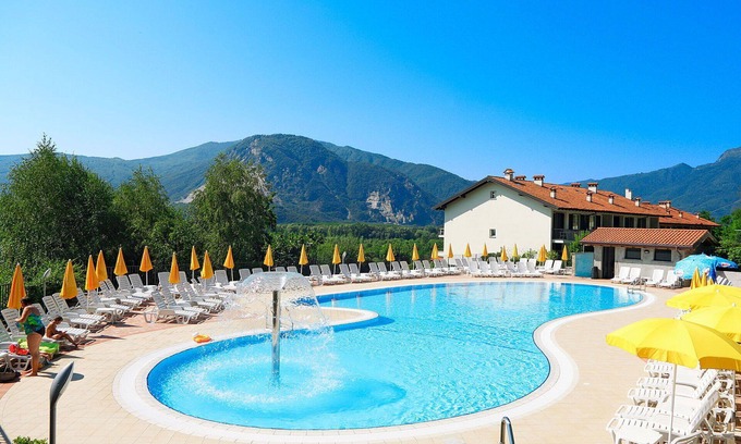 Fondotoce Apartment | Lovely apartment for 7 people with pool, WIFI, TV, balcony and parking