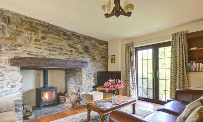 Llanerchymedd House | Lovely apartment in villa for 4 guests with WIFI, TV, pets allowed and parking