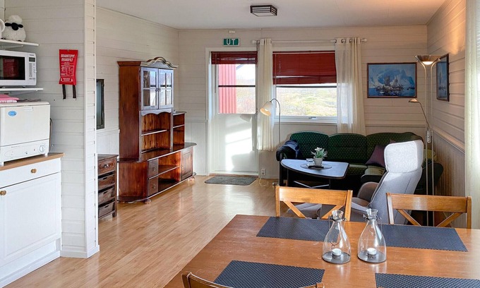 Offersøy Apartment | Lovely apartment in Offersøy with sauna
