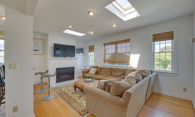 Long Beach Apartment | Lovely Apartment in Long Beach: 3 Blocks to Ocean!