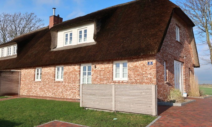 Dagebuell House | Lovely apartment in villa with WIFI, hot tub, TV, terrace, pets allowed and panoramic view