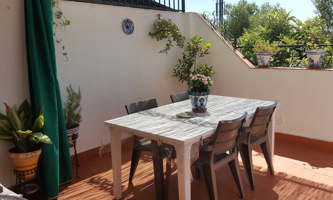 Beiro Apartment | Lovely apartment just a stone's throw from Granada's historic Albaicin district