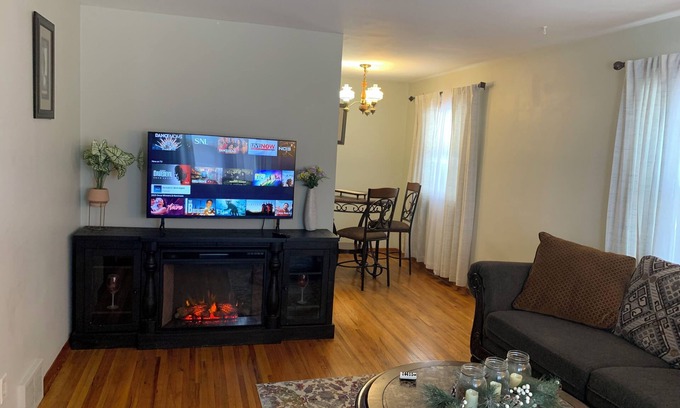 Diamond Lake Apartment | Lovely apartment on Duplex House in Minneapolis Near Airport & MOA