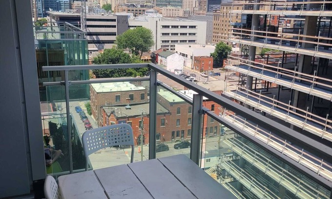 Griffintown Condo | Lovely apartment with city view