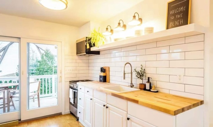 East Shore Apartment | Lovely apartment with Waterview & Patio in New Haven